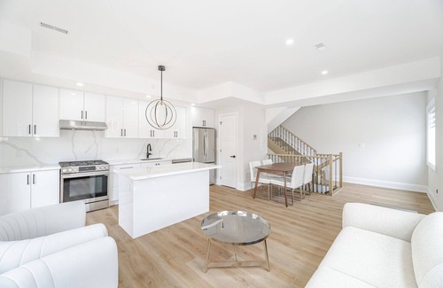 Dovercourt Park Apartment | Mins from Toronto Downtown/Train Station/UFT/Exhibition Place