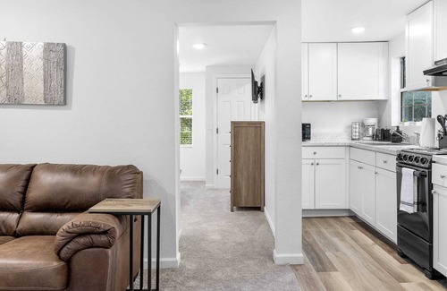 East Ridge Apartment | Mins from Zoo & Downtown! Laurel Lounge, Two Apts!