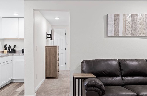 East Ridge Apartment | Mins from Zoo & Downtown! Laurel Lounge, Two Apts!