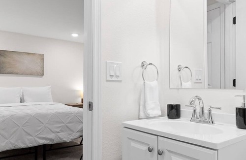 East Ridge Apartment | Mins from Zoo & Downtown! Laurel Lounge, Two Apts!