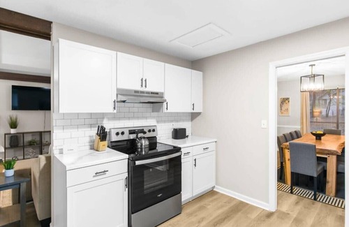 Crestline Heights House | Mins to Airport-Pool- Lake View-Newly Renovated!