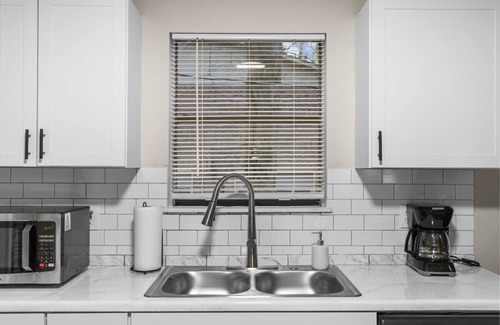 Crestline Heights House | Mins to Airport-Pool- Lake View-Newly Renovated!