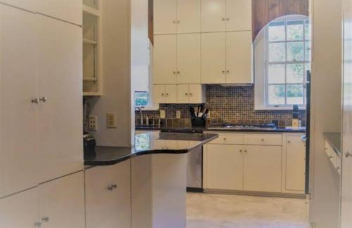 Montgomery House | Mins to ASU & Downtown- Foxy on Felder