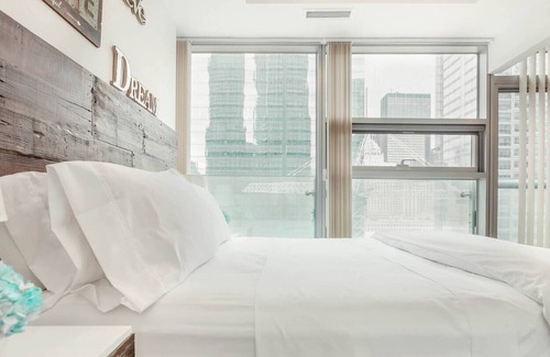Central Waterfront Apartment | Mins to CN tower, Scotiabank Arena, Rogers Centr
