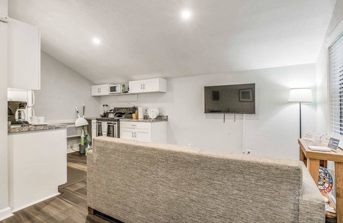 South Pensacola House | Mins to Downtown! Studio Apt - Pensacola Pearl