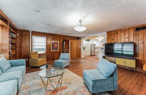 Whitehaven House | Mins to Graceland Secluded Rambling Ranch Style Home