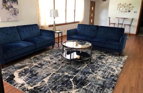 Whitehaven House | Mins to Graceland Secluded Rambling Ranch Style Home