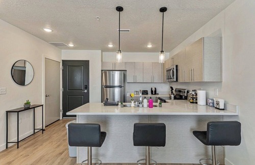 Draper Apartment | Mins to Heart of Draper - King Bed - Hot Tub - Gym