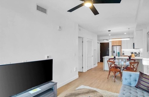 Evans Churchill Apartment | Mins to Sky Harbour Airport | 1BR nr Metro & Shops