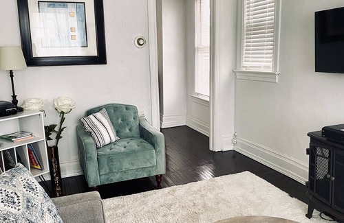 Sault Ste. Marie Apartment | Mint Vintage 2 bed apt Walk to the locks Sault USA