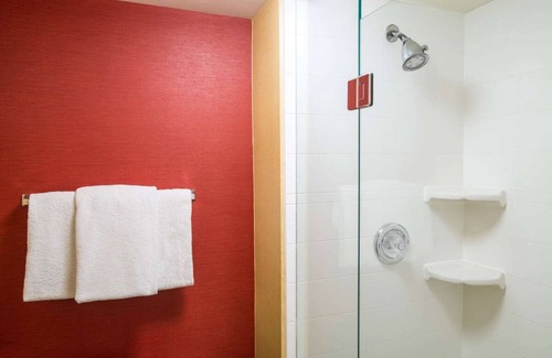 West Dundee Resort | Minutes Away from Elgin History Museum! 2 Relaxing Units, Pool, FREE Parking!
