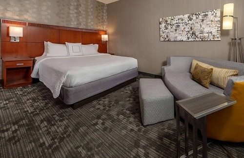 Newark Hotel | Minutes Away from Newark Reservoir! Pets Allowed, FREE Parking, Indoor Pool!