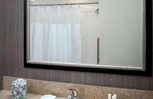 Newark Hotel | Minutes Away from Newark Reservoir! Pets Allowed, FREE Parking, Indoor Pool!