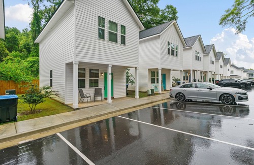 Mobile Cottage | Minutes Away From USA College, and Places to eat Near by!