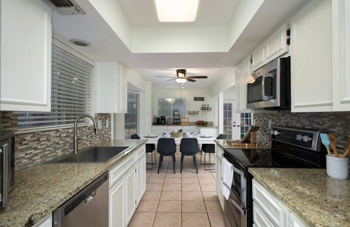 North San Antonio - SAT House | Minutes from airport, hot tub, pool, mini golf, game room