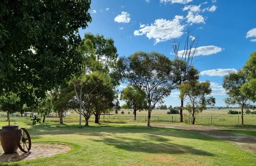 Westdale Apartment | Minutes from airport and AELEC! Private studio farm stay