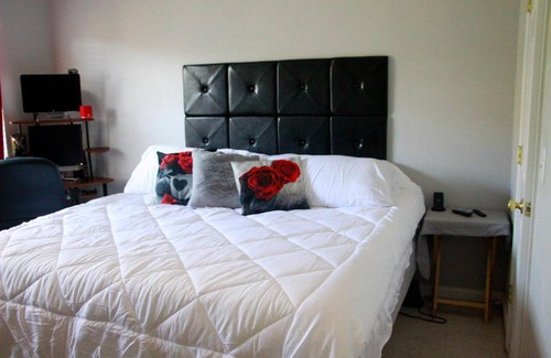 Northeast Raleigh House | minutes from downtown 3br stylishhome-free parking
