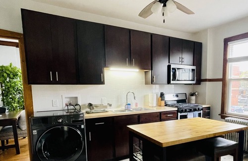 Chicago Apartment | Minutes from Downtown Gorgeous ,spacious 2BD/1BA w/Parking