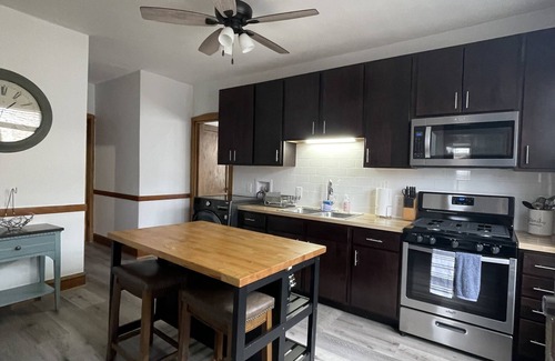 Chicago Apartment | Minutes from Downtown Gorgeous ,spacious 2BD/1BA w/Parking