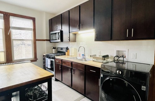 Chicago Apartment | Minutes from Downtown Gorgeous ,spacious 2BD/1BA w/Parking