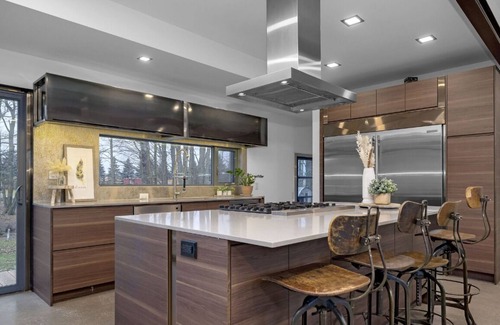 Caledon House | Minutes from Osprey golf! Full modern home in Alton with pool table and sauna.