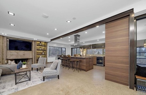 Caledon House | Minutes from Osprey golf! Full modern home in Alton with pool table and sauna.