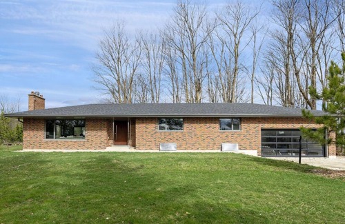 Caledon House | Minutes from Osprey golf! Full modern home in Alton with pool table and sauna.