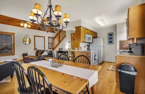 Reeds Spring Cabin | Minutes from SDC! Pools! Scenic Wooded Views! Lake!