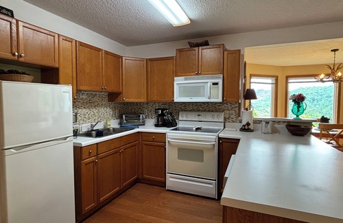 Murphy House | Minutes from town with gorgeous mountain views!