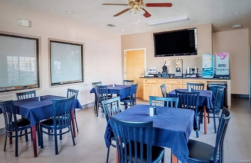 Sweet Home House | Minutes from Yoakum Heritage Museum! Parking, FREE Breakfast and Parking!