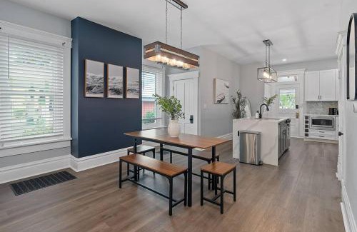 Victorian Village House | Minutes to Arena District - Foosball & Game Area
