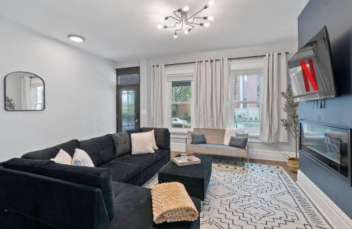 Victorian Village House | Minutes to Arena District - Foosball & Game Area