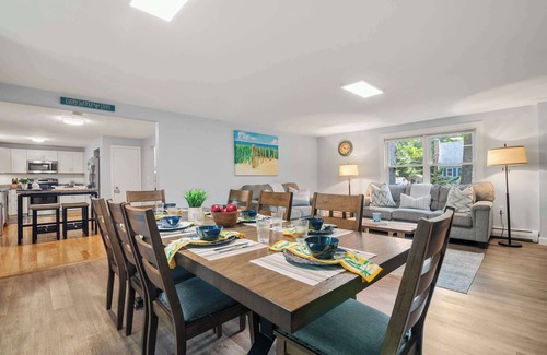 Centerville House | Minutes to Beach, Expansive backyard!