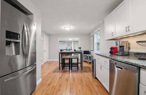 Centerville House | Minutes to Beach, Expansive backyard!