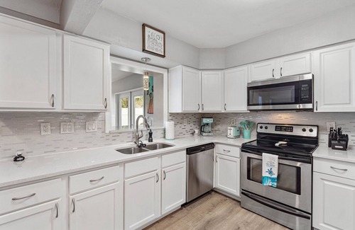 South Pinellas Community Council House | Minutes to beach; arcade, multifamily, Outdoor oasis, sleeps 10