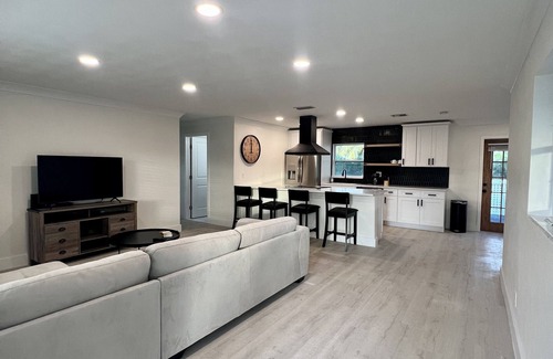 Jensen Beach House | MINUTES TO BEACHES & DOWNTOWN JENSEN BEACH, SLEEPS 4