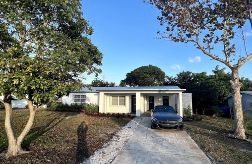 Jensen Beach House | MINUTES TO BEACHES & DOWNTOWN JENSEN BEACH, SLEEPS 4