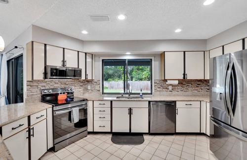 Temple Crest House | Minutes to Busch Gardens~3 King Beds~Swimming Pool~Hot Tub~Mini Golf, Games&More