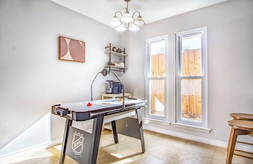 Allen House | Minutes to Convention center, family retreat, Pet-Friendly! King bed