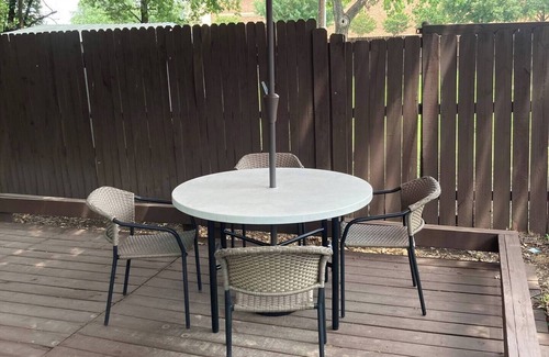 Allen House | Minutes to Convention center, family retreat, Pet-Friendly! King bed