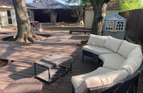 Allen House | Minutes to Convention center, family retreat, Pet-Friendly! King bed