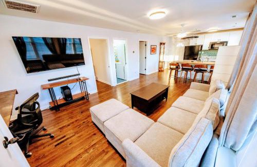 Arlington House | Minutes to DC! Pet is ok! 2BR Retreat Free Parking & BBQ