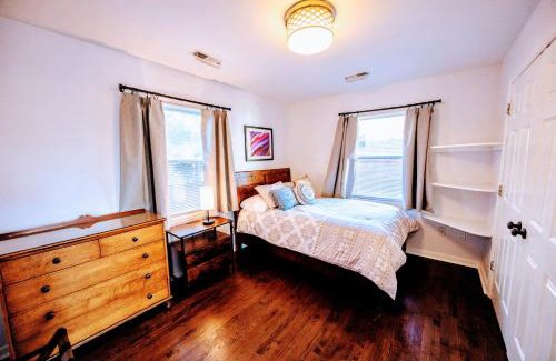 Arlington House | Minutes to DC! Pet is ok! 2BR Retreat Free Parking & BBQ
