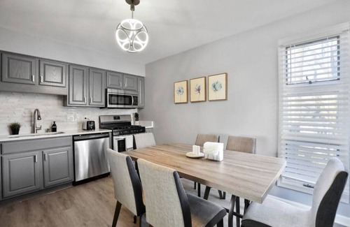 St. Charles House | Minutes to Downtown Saint Charles, Cozy/Chic Home