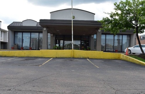 Melrose Park House | Minutes to Frank Lloyd House, Free Parking, Budget-friendly, Bring Your Pet!
