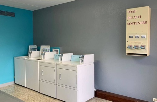 Melrose Park House | Minutes to Frank Lloyd House, Free Parking, Budget-friendly, Bring Your Pet!