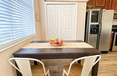 Ruskin House | Minutes to I-75 & HWY-41! Private Room w/WIFI, Queen Bed, Desk & TV