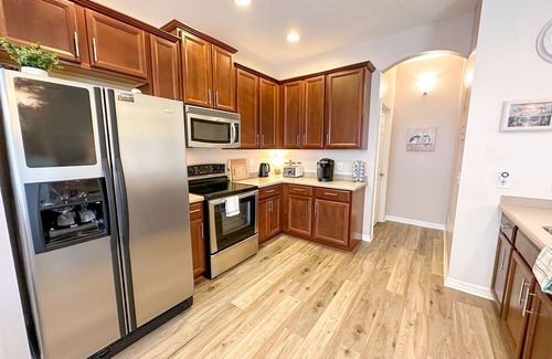 Ruskin House | Minutes to I-75 & HWY-41! Private Room w/WIFI, Queen Bed, Desk & TV