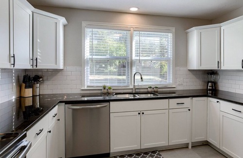 Mission House | Minutes to Kauffman|Pets Ok|Sleeps 8