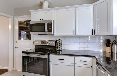 Mission House | Minutes to Kauffman|Pets Ok|Sleeps 8
